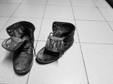 eski bot veya yerdeki eski çizmeler