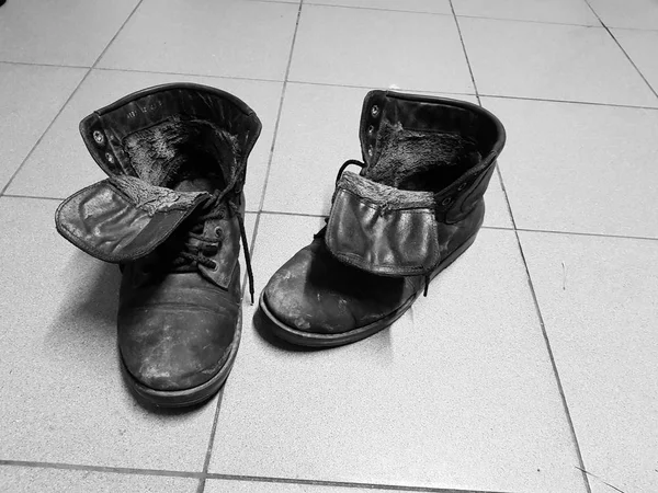 Botas velhas ou botas velhas no chão — Fotografia de Stock