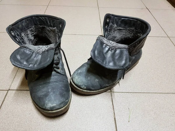 Alte Stiefel oder alte Stiefel auf dem Boden — Stockfoto