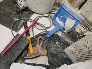 Onarım araçları ile bina ve bir fırça, kepçe ve mala yere çekiçle