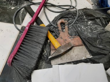 Bina Onarım ve fırça ve spatula ile çekiç