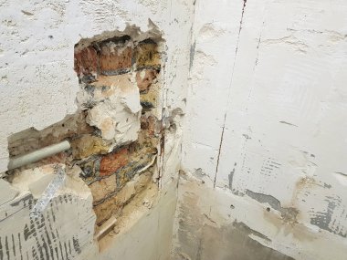 tuğla duvar ve propilen boru