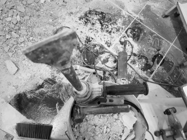 bir tatbikat bir perforator, bir keski ve bir tuğla duvar ve banyoda sıhhi tesisat propilen boru - strobe