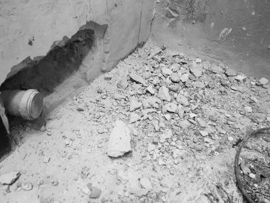 bir tuğla duvar ve propilen boru dikişli kanalizasyon boru