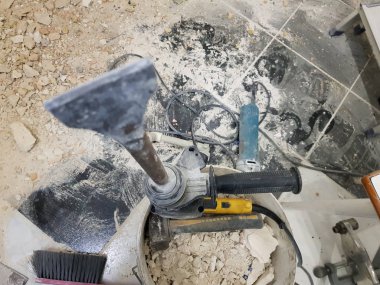 perforator, keski ve tuğla duvar ve propilen boru Gates'te matkap