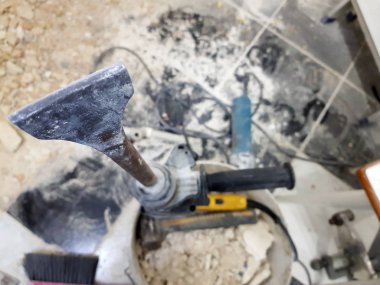 perforator, keski ve tuğla duvar ve propilen boru Gates'te matkap