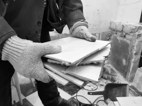 Bauschutt und alte Fliesen in der Hand — Stockfoto