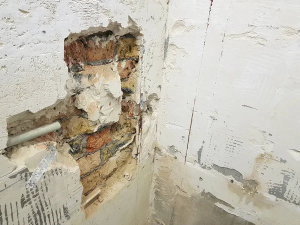 tuğla duvar ve propilen boru