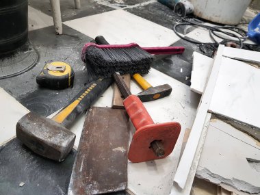 Araçlar ve çekiç, keski, satır ve şerit metre ile bina onarım