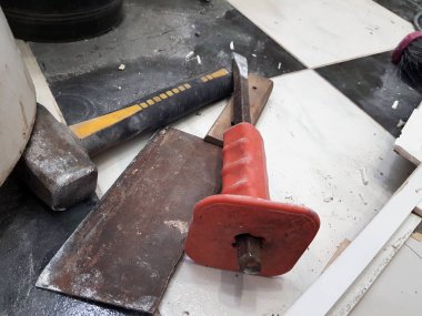 Araçlar ve çekiç, keski, satır ve şerit metre ile bina onarım