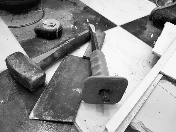 Ремонтные работы с инструментами и молотком, зубилом, тесаком и рулеткой — стоковое фото