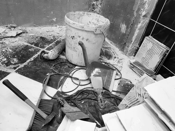Edificio de reparación con herramientas y martillo, cincel, cuchilla, cepillo, cubeta y cinta métrica — Foto de Stock