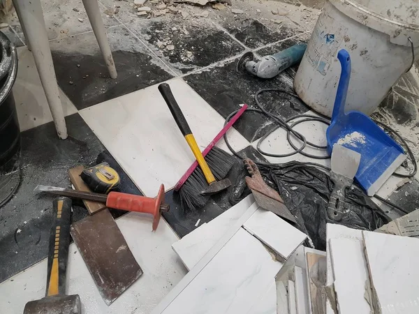 Edificio de reparación con herramientas y martillo, cincel, cuchilla, cepillo, cubeta y cinta métrica — Foto de Stock