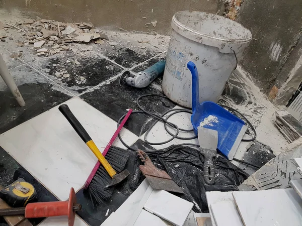 Araçlar ve çekiç, keski, cleaver, fırça, faraş ve şerit metre ile bina onarım