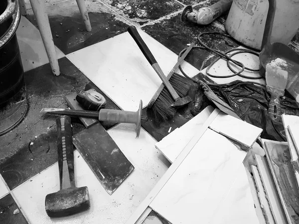 Edificio de reparación con herramientas y martillo, cincel, cuchilla, cepillo, cubeta y cinta métrica — Foto de Stock