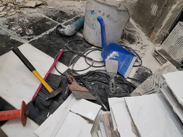 Araçlar ve çekiç, keski, cleaver, fırça, faraş ve şerit metre ile bina onarım