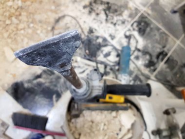 perforator, keski ve tuğla duvar ve propilen boru Gates'te matkap