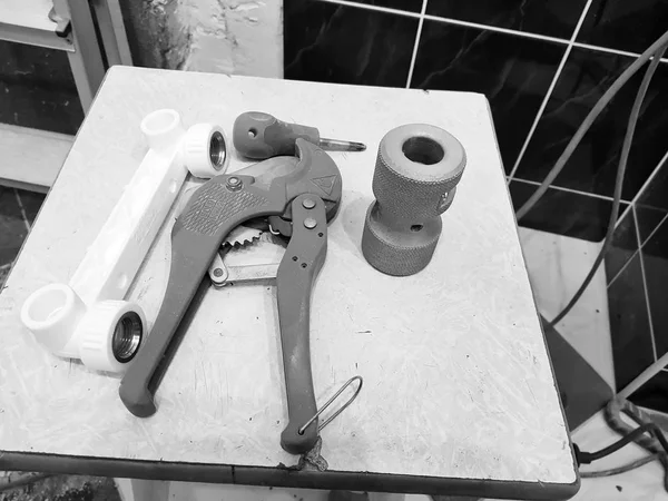 Scissors for propylene, pipe cutter, stripping, stripping for propylene on a tubure — Stock Photo, Image