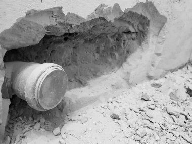 bir tuğla duvar ve propilen boru dikişli kanalizasyon boru