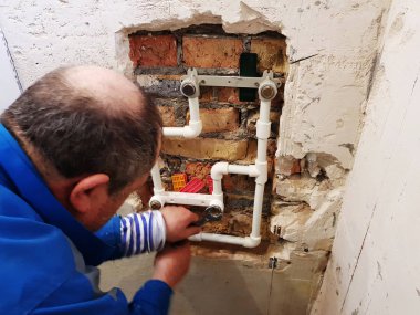 propilen boru ve bir tuğla duvar - kaynak propilen Gates'te