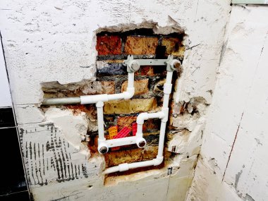 propilen boru ve bir tuğla duvar - kaynak propilen Gates'te