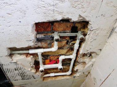 propilen boru ve bir tuğla duvar - kaynak propilen Gates'te