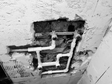 propilen boru ve bir tuğla duvar - kaynak propilen Gates'te