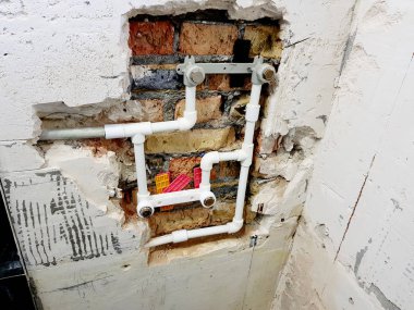 propilen boru ve bir tuğla duvar - kaynak propilen Gates'te