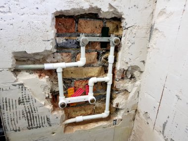 propilen boru ve bir tuğla duvar - kaynak propilen Gates'te