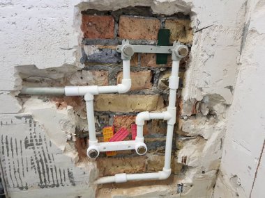 propilen boru ve bir tuğla duvar - kaynak propilen Gates'te