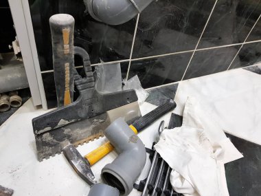 Tamir araçları çekiç, balyoz ve anahtarları ile bina-