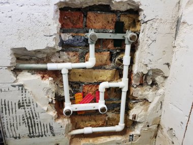 propilen boru ve bir tuğla duvar - kaynak propilen Gates'te