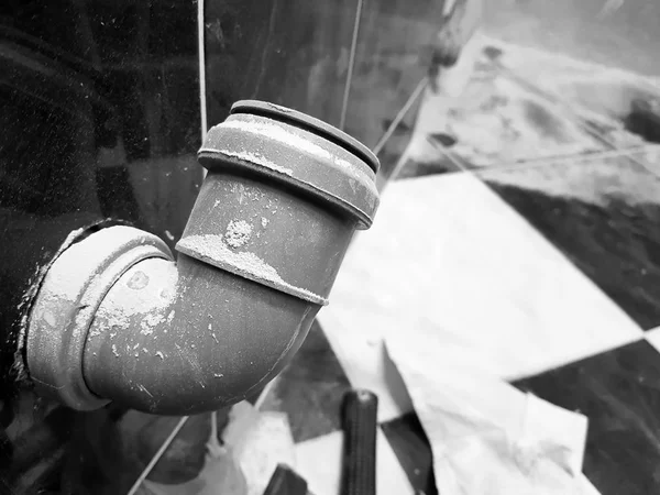 Зшита каналізаційна труба в цегляній стіні і пропіленова труба — стокове фото