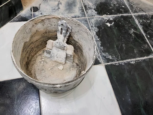 Reparación - edificio con cubo de herramientas con masilla y espátulas — Foto de Stock