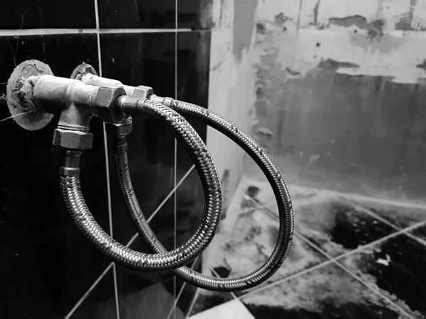 Robinet et raccordement flexible pour l'alimentation en eau - eau du robinet — Photo