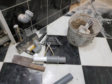 Tamir araçları çekiç, balyoz, pense ve tuşları ile bina-