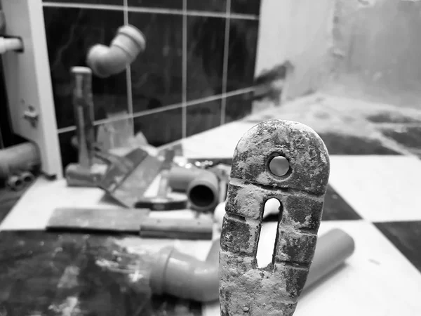 Reparasjon - bygning med verktøyhammer, slegge, tang og nøkler – stockfoto