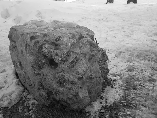 Viejo bloque de hormigón roto en la nieve —  Fotos de Stock