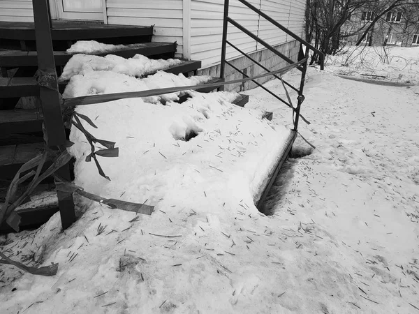 未清洗的楼梯在雪地里 — 图库照片