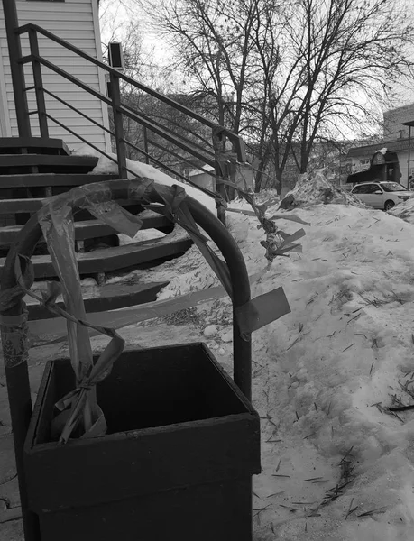 Śmieci i nieoczyszczone schody w śniegu — Zdjęcie stockowe