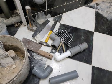 Tamir araçları çekiç, balyoz, pense ve tuşları ile bina-