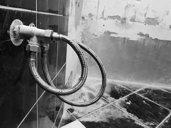 तोटी आणि पाणीपुरवठ्यासाठी लवचिक कनेक्शन नळाचे पाणी — स्टॉक फोटो, इमेज