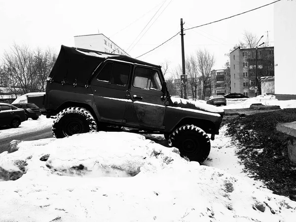Винтажный автомобиль с навесом на снегу — стоковое фото