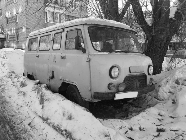 Старий автомобіль неробочими сніг під дерево — стокове фото