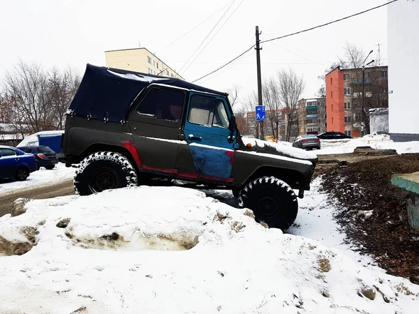 雪の上の日除けとクラシックカー — ストック写真