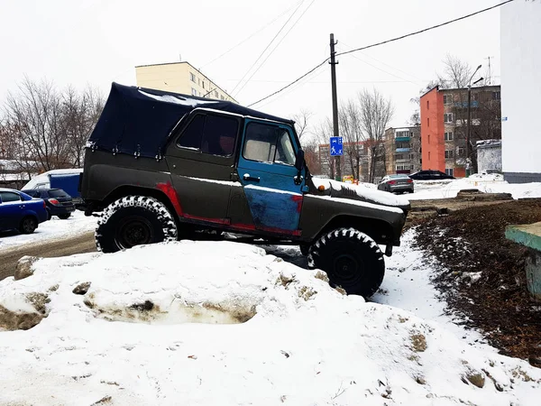 Oldtimers met voortent op sneeuw — Stockfoto