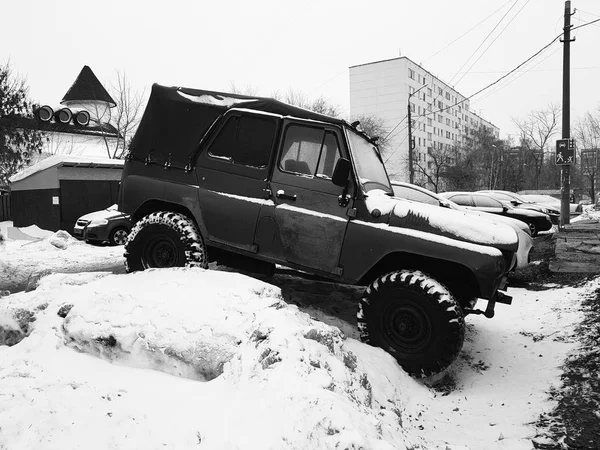 Oldtimer mit Markise auf Schnee — Stockfoto