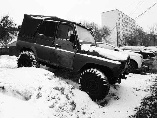 Auto d'epoca con tenda da sole sulla neve — Foto Stock