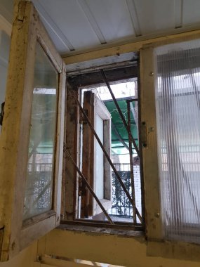 Eski pencere mandalını ve ızgara ile