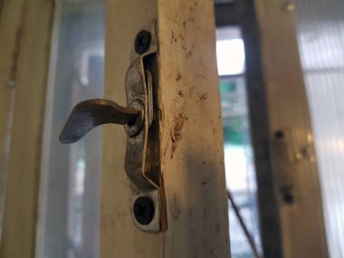 Eski pencere mandalını ve ızgara ile